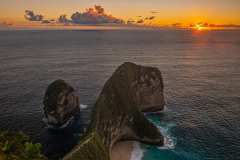 Kelingking T-Rex Sunset in Bali, Indonesia